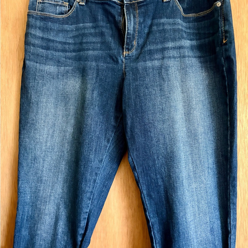 Liz Claiborne stretch Blue Denim boyfriend capris size 14.
